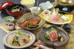 Low dining table full of alfonsinos